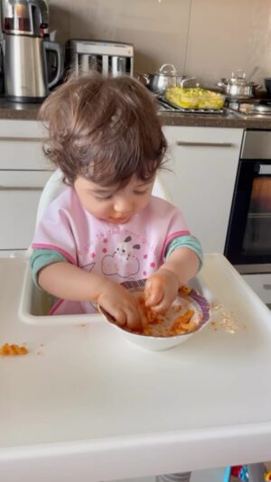 Seray Sever Instagram - 💯bezelye unundan yapılmış makarnayı bizim minnoşlar çok sevdiler🧿🥰Arkadaşım @gozdeagan ın tavsiyesiyle aldım çünkü mümkün olduğu kadar beyaz undan kaçıyoruz. Domates ve sarımsak sosla enfes oldu.❤️ #makarna #twins #ikizbebekler @sofiaalyasunbul 🧿❤️🧿🧿🧿🧿🧿🧿