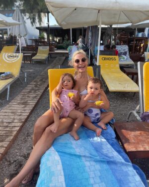 Seray Sever Instagram - Aşklarım 🧿🥰♾️❤️🥰🧿🙏♾️ @sofiaalyasunbul #twins #love #maşallah
