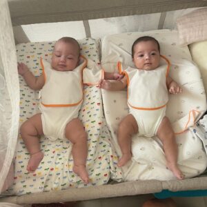 Seray Sever Instagram - Hayat su gibi akıp geçiyor… Bizi mutlu eden anlar ne kadar kıymetli.Bebeklerle paylaştığım bu fotolarda keşke canım babam da olsaydı ,böyle eksik hissetmezdim. ..Yine de sağlıkla mutlulukla sevdiklerimizle aldığımız her saniyeye şükürler olsun.  Allah kalanlara uzun sağlıklı ömürler nasip etsin. Yavrularımızı bize , bizleri de yavrularımıza bağışlasın inşallah 💙🧿🙏