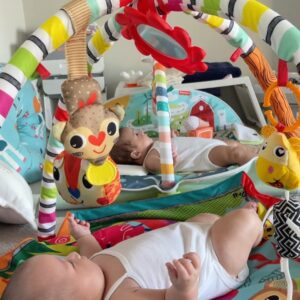 Seray Sever Instagram - Hayat su gibi akıp geçiyor… Bizi mutlu eden anlar ne kadar kıymetli.Bebeklerle paylaştığım bu fotolarda keşke canım babam da olsaydı ,böyle eksik hissetmezdim. ..Yine de sağlıkla mutlulukla sevdiklerimizle aldığımız her saniyeye şükürler olsun.  Allah kalanlara uzun sağlıklı ömürler nasip etsin. Yavrularımızı bize , bizleri de yavrularımıza bağışlasın inşallah 💙🧿🙏