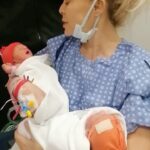 Seray Sever Instagram - Tam 2 sene önce bugün doğmuş aşklarım❤️🧿🙏🤲 @sofiaalyasunbul iyi ki de Allahım dualarımızı kabul etmiş ve mucize bebeklerimizi göndermiş. Evlilik yıldönümümüzde gelmeyi seçtiler❤️en güzel hediyelerim, hayatımdaki miladım anneliğim… çok büyük aşk, özveri,endişe yumağıymış annelik… Allahım sizleri bize,bizi de sizlere bağışlasın benim güzel yavrularım. Yolunuz, bahtınız açık olsun ,kalbiniz ve çevreniz hep sevgiyle dolsun🤲Rabbim tüm evlatlarımızı korusun🙏 #happybirthday #mytwins #maşallahsübhanallah #aşk #love #family #sofiaalyasünbül #iyikidoğdunuz