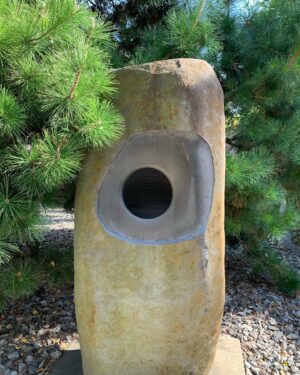 Seren Şirince Instagram - Isamu Noguchi en çok sevdiğim sanatçılardan biri gerçekten. Müzeside aynı eserleri gibi yaşadığımız ilüzyonu ters yüz ediyor. Bunu titizlikle ve müthiş bir ustalıkla yapmış adım attığın an bunu hissediyosun. İçtiği kahve bardağı sigarasıda orda. Masaya oturup eserlerini çizerkenki anını hayal etmek çok güzeldi🌾