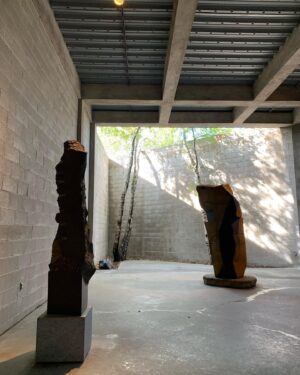 Seren Şirince Instagram - Isamu Noguchi en çok sevdiğim sanatçılardan biri gerçekten. Müzeside aynı eserleri gibi yaşadığımız ilüzyonu ters yüz ediyor. Bunu titizlikle ve müthiş bir ustalıkla yapmış adım attığın an bunu hissediyosun. İçtiği kahve bardağı sigarasıda orda. Masaya oturup eserlerini çizerkenki anını hayal etmek çok güzeldi🌾