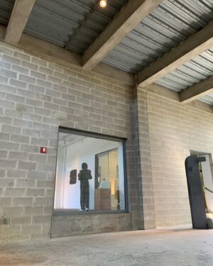 Seren Şirince Instagram - Isamu Noguchi en çok sevdiğim sanatçılardan biri gerçekten. Müzeside aynı eserleri gibi yaşadığımız ilüzyonu ters yüz ediyor. Bunu titizlikle ve müthiş bir ustalıkla yapmış adım attığın an bunu hissediyosun. İçtiği kahve bardağı sigarasıda orda. Masaya oturup eserlerini çizerkenki anını hayal etmek çok güzeldi🌾