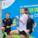 Serena Fang Instagram - 體驗過嚴苛的天氣挑戰 正式上場時才知道怎麼面對 今天遇到寒流跟下雨 看似辛苦但其實也是幸運地 參加渣打馬21K跑者訓練營 學習跑步呼吸的節奏技巧 呼吸的空氣都是冷冰冰的 正好反應呼吸跟跑步的節奏 技巧對了跑起來就很舒服 雖然跑步用的是雙腿的肌群 但是呼吸的肌群暖開也很重要 所以各位跑者在暖身的時候 也別忘記上半身的暖身動作也要做足 今天上了一課把學到的東西跟大家分享 倒數2024渣打馬還剩4週 2/25大家一起加油 🏃🏼‍♀️✨🌈 #渣打臺北公益馬拉松 #RunTogether一起去跑步
