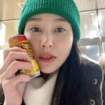 Serena Fang Instagram - 今天的天氣讓我想起 大雪紛飛的某晚，在日本鄉下車站 喝ㄧ杯暖暖的玉米濃湯 很安靜很療癒 只有下雪的聲音 在這個講求快的時代 慢慢的感受當下 浪漫時刻的小確幸