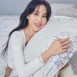 Serena Fang Instagram - 好的生活環境會讓人擁有鬆弛的身心 最喜歡的就是賴在床上 在一整天的訓練後 回到家躺上柔軟的床 就像被接住一樣一切都放鬆了!!! 睡覺佔了一天中30%的時間 也很享受睡前看書聽音樂的me time 舒適的寢具真的很重要 這次在MumuLife官網選購的「TENCEL」天絲寢具 採用Micro技術天然植物纖維 最好的100支天絲 膚感真的細膩又舒適 冬天就是離不開床的節奏啊!! 結帳時輸入折扣碼 「house2」除了折扣外 還送你石墨烯發熱被、發熱毯（二選一） 寒流也能暖暖的 （坊間有很多標榜「天絲」但其實不是100%天絲而是混紡天絲⋯所以）要認名綠色小吊卡才是奧地利蘭精公司(「認證」過真正的）天絲喔～ https://mumu.meepshoper.com