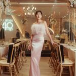 Serena Fang Instagram - 運動的的我充滿力量 換上小禮服展現女性的溫柔浪漫 女生就是要百變，不管在哪個階段都能展現光芒 勇往向前、迎接挑戰、實現自我、貢獻社群 也是40 under 40的精神 今年跟許多朋友相聚一起度過美好的夜晚 Thanks for having me @prestigetaiwan 謝謝邀請 @imjennycheng @boris.tsai Dress @c.h_wedding Makeup @huan2.studio 📷 @rockykao456