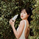 Serena Fang Instagram - 一直節奏很快的我，近年試著將腳步放慢 以前耐心大概是零吧？ 標準的牡羊座性格 跑步超過5K就沒耐性了 從沒想過能連續跑四個小時不間斷 在練習長跑的過程中 也多了很多機會去好好體會大自然 練跑又練高爾夫 意外的耐性（耐熱）技能提升😆 多了很多跟自己對話的時間 誠實的檢視自己的需求跟需要 不管是生理或心情上 「簡單一點，不要複雜」 變成近期的人生課題 簡單純粹保濕的精華液 成為洗臉後的保養品中最重視的 「 INNISFREE 綠茶籽玻尿酸保濕精華」 添加獨家濟州美肌綠茶與玻尿酸 72小時長效保濕，讓肌膚喝飽水 質地是很水感流動、不黏膩的 更是沒耐心的我戶外運動完的保濕救贖 4月地球日限定「綠茶精華加大版」 更是落實簡單點的環保 瓶身採用回收再生原料製成 移除原有的金屬彈簧壓頭 無需拆卸作業即可分類回收 讓一切不再複雜，簡單點就很夠 為地球盡一份心力，從小細節開始！ #innisfreetaiwan #綠茶籽玻尿酸保濕精華 #爆水精靈 #世界地球日