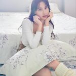 Serena Fang Instagram - 好的生活環境會讓人擁有鬆弛的身心 最喜歡的就是賴在床上 在一整天的訓練後 回到家躺上柔軟的床 就像被接住一樣一切都放鬆了!!! 睡覺佔了一天中30%的時間 也很享受睡前看書聽音樂的me time 舒適的寢具真的很重要 這次在MumuLife官網選購的「TENCEL」天絲寢具 採用Micro技術天然植物纖維 最好的100支天絲 膚感真的細膩又舒適 冬天就是離不開床的節奏啊!! 結帳時輸入折扣碼 「house2」除了折扣外 還送你石墨烯發熱被、發熱毯（二選一） 寒流也能暖暖的 （坊間有很多標榜「天絲」但其實不是100%天絲而是混紡天絲⋯所以）要認名綠色小吊卡才是奧地利蘭精公司(「認證」過真正的）天絲喔～ https://mumu.meepshoper.com