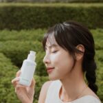 Serena Fang Instagram - 一直節奏很快的我，近年試著將腳步放慢 以前耐心大概是零吧？ 標準的牡羊座性格 跑步超過5K就沒耐性了 從沒想過能連續跑四個小時不間斷 在練習長跑的過程中 也多了很多機會去好好體會大自然 練跑又練高爾夫 意外的耐性（耐熱）技能提升😆 多了很多跟自己對話的時間 誠實的檢視自己的需求跟需要 不管是生理或心情上 「簡單一點，不要複雜」 變成近期的人生課題 簡單純粹保濕的精華液 成為洗臉後的保養品中最重視的 「 INNISFREE 綠茶籽玻尿酸保濕精華」 添加獨家濟州美肌綠茶與玻尿酸 72小時長效保濕，讓肌膚喝飽水 質地是很水感流動、不黏膩的 更是沒耐心的我戶外運動完的保濕救贖 4月地球日限定「綠茶精華加大版」 更是落實簡單點的環保 瓶身採用回收再生原料製成 移除原有的金屬彈簧壓頭 無需拆卸作業即可分類回收 讓一切不再複雜，簡單點就很夠 為地球盡一份心力，從小細節開始！ #innisfreetaiwan #綠茶籽玻尿酸保濕精華 #爆水精靈 #世界地球日