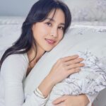 Serena Fang Instagram - 好的生活環境會讓人擁有鬆弛的身心 最喜歡的就是賴在床上 在一整天的訓練後 回到家躺上柔軟的床 就像被接住一樣一切都放鬆了!!! 睡覺佔了一天中30%的時間 也很享受睡前看書聽音樂的me time 舒適的寢具真的很重要 這次在MumuLife官網選購的「TENCEL」天絲寢具 採用Micro技術天然植物纖維 最好的100支天絲 膚感真的細膩又舒適 冬天就是離不開床的節奏啊!! 結帳時輸入折扣碼 「house2」除了折扣外 還送你石墨烯發熱被、發熱毯（二選一） 寒流也能暖暖的 （坊間有很多標榜「天絲」但其實不是100%天絲而是混紡天絲⋯所以）要認名綠色小吊卡才是奧地利蘭精公司(「認證」過真正的）天絲喔～ https://mumu.meepshoper.com