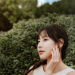 Serena Fang Instagram - 一直節奏很快的我，近年試著將腳步放慢 以前耐心大概是零吧？ 標準的牡羊座性格 跑步超過5K就沒耐性了 從沒想過能連續跑四個小時不間斷 在練習長跑的過程中 也多了很多機會去好好體會大自然 練跑又練高爾夫 意外的耐性（耐熱）技能提升😆 多了很多跟自己對話的時間 誠實的檢視自己的需求跟需要 不管是生理或心情上 「簡單一點，不要複雜」 變成近期的人生課題 簡單純粹保濕的精華液 成為洗臉後的保養品中最重視的 「 INNISFREE 綠茶籽玻尿酸保濕精華」 添加獨家濟州美肌綠茶與玻尿酸 72小時長效保濕，讓肌膚喝飽水 質地是很水感流動、不黏膩的 更是沒耐心的我戶外運動完的保濕救贖 4月地球日限定「綠茶精華加大版」 更是落實簡單點的環保 瓶身採用回收再生原料製成 移除原有的金屬彈簧壓頭 無需拆卸作業即可分類回收 讓一切不再複雜，簡單點就很夠 為地球盡一份心力，從小細節開始！ #innisfreetaiwan #綠茶籽玻尿酸保濕精華 #爆水精靈 #世界地球日