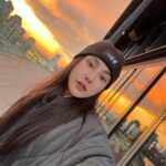 Serena Fang Instagram - 旅行對你來說是什麼呢？ 七年前的我完全沒想過 有天會來跑紐約馬吧 讓我更期待下次來這個城市時 自己會是什麼模樣呢？ 欣賞了紐約的日落跟夜景 享受獨自旅行的愜意 漫步搭著地鐵到處晃晃 有如回到學生時期 重溫了sleep no more 去了high line 買個bagel 在中央公園吃 跟之前的我重新交錯 思考著這段時間自己的成長改變 從自身 工作 友情 愛情 家人的關係 跟許久不見的朋友聊天 也啟發很多不ㄧ樣的靈感 換了地方，少了牽掛 ㄧ切在旅行中都變的清晰 用跑步認識紐約 看了不ㄧ樣面向的自己 看著世界 也看見自己 我想這就是旅行迷人的地方 #travel #newyork #旅行的意義 #用跑步認識世界