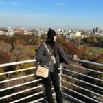 Serena Fang Instagram - 旅行對你來說是什麼呢？ 七年前的我完全沒想過 有天會來跑紐約馬吧 讓我更期待下次來這個城市時 自己會是什麼模樣呢？ 欣賞了紐約的日落跟夜景 享受獨自旅行的愜意 漫步搭著地鐵到處晃晃 有如回到學生時期 重溫了sleep no more 去了high line 買個bagel 在中央公園吃 跟之前的我重新交錯 思考著這段時間自己的成長改變 從自身 工作 友情 愛情 家人的關係 跟許久不見的朋友聊天 也啟發很多不ㄧ樣的靈感 換了地方，少了牽掛 ㄧ切在旅行中都變的清晰 用跑步認識紐約 看了不ㄧ樣面向的自己 看著世界 也看見自己 我想這就是旅行迷人的地方 #travel #newyork #旅行的意義 #用跑步認識世界