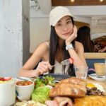 Serena Fang Instagram - 趁著好天氣，出門曬曬太陽 久違的早午餐，帶著ㄧ本書 身體跟心靈都要好好補充能量 最近又成了澱粉魔人 每餐兩碗飯，朋友們吃不下的我都開心收下 甜食也享用的比較多～ 糖分讓心情好跑步也更有動力 但基本上還是以原型食物為主喔 食物就像養份跟能量 隨著訓練的菜單調整 跑步需要很多澱粉 趁著這個時候比例可以提升 快快把所有澱粉轉換成能量 開心的原料 跑步的燃料 進步的動力 跑步的同好 是不是都沒有在節食的？😆 #food #goodvibes #beige #ootd @beigy_official @newbalance #watch #265s @garmintw