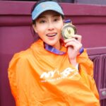 Serena Fang Instagram - 從0-42公里 從台灣跑到紐約 ㄧ直問自己 我 為什麼而跑 這三個月ㄧ直堅持到底的原因 最終在紐約馬找到答案 希望能藉著這次初馬全馬 勇敢挑戰未知領域 能鼓勵大家不要限制自己的潛能 充滿力量不害怕各種挑戰 我也是從0開始的 完全沒跑過 直接對上紐約馬這個大魔王 對體能跟心靈上真的充滿挑戰 但也是跑步讓我從低落慢慢回歸 低潮沉潛才能創造新巔峰 如果我能做的到的話 相信看這篇文章的你們 ㄧ定也可以的 馬拉松也像人生縮影 是跟自己比賽 不管你是在哪個階段 或許你也跟我ㄧ樣 曾經對未來很疑惑 甚至不解很多安排 只要願意站上跑道 面對人生的困境 充滿勇氣踏出的每ㄧ步 都值得鼓勵 Run your way #相信自己 #勇敢接受挑戰 #信念 #女力 #runyourway #newbalance
