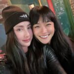 Serena Fang Instagram - New York 🧩 1.布魯克林大橋上的我們 2.7年後，我們都沒有變🍎✨ 3.拍拍觀光客模式 4.下午的光很美 5ㄧ定要買的new balance 馬拉松小熊🐻 6.jack for Halloween 🎃 7.my home in Williamsburg 8.波士頓回憶 9.藍莓覆盆莓草莓富翁 10.從大橋上看著日落西下 #newyork #williamsburg #brooklynbridge