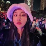 Serena Fang Instagram - 夏日閃閃發光的東京 在沙灘上吹著海風野餐 看著浪漫煙花 好療癒呀🎆✨ 大家有來日本ㄧ定要做的事嗎？☺️ 我是吃甜點！ #travel OOTD # @almi.com.tw