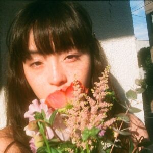 Serena Motola Instagram - CHANEL 2023春夏　オートクチュール　コレクション
今夜22時〜 公式サイトで公開されます💐

くるみちゃんと一緒に📸　@kurumixo_ 

#CHANELHauteCouture
#Le19M