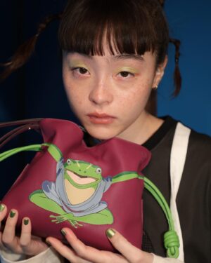 Serena Motola Instagram - LOEWE✖️千と千尋の神隠し

どれも可愛くて、ニヤニヤしちゃいました♡ 
ここunknown harajukuで行われているポップアップストアは1月16日まで開催中です。

#ロエベとジブリ 
#LOEWEspritedaway
#LOEWE
#スタジオジブリ
#spritedaway
