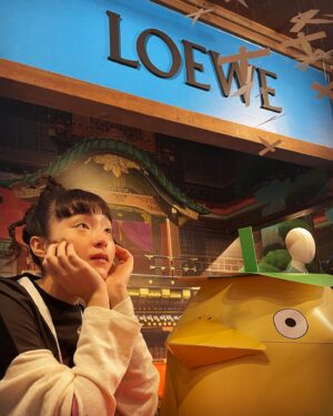 Serena Motola Instagram - LOEWE✖️千と千尋の神隠し

どれも可愛くて、ニヤニヤしちゃいました♡ 
ここunknown harajukuで行われているポップアップストアは1月16日まで開催中です。

#ロエベとジブリ 
#LOEWEspritedaway
#LOEWE
#スタジオジブリ
#spritedaway