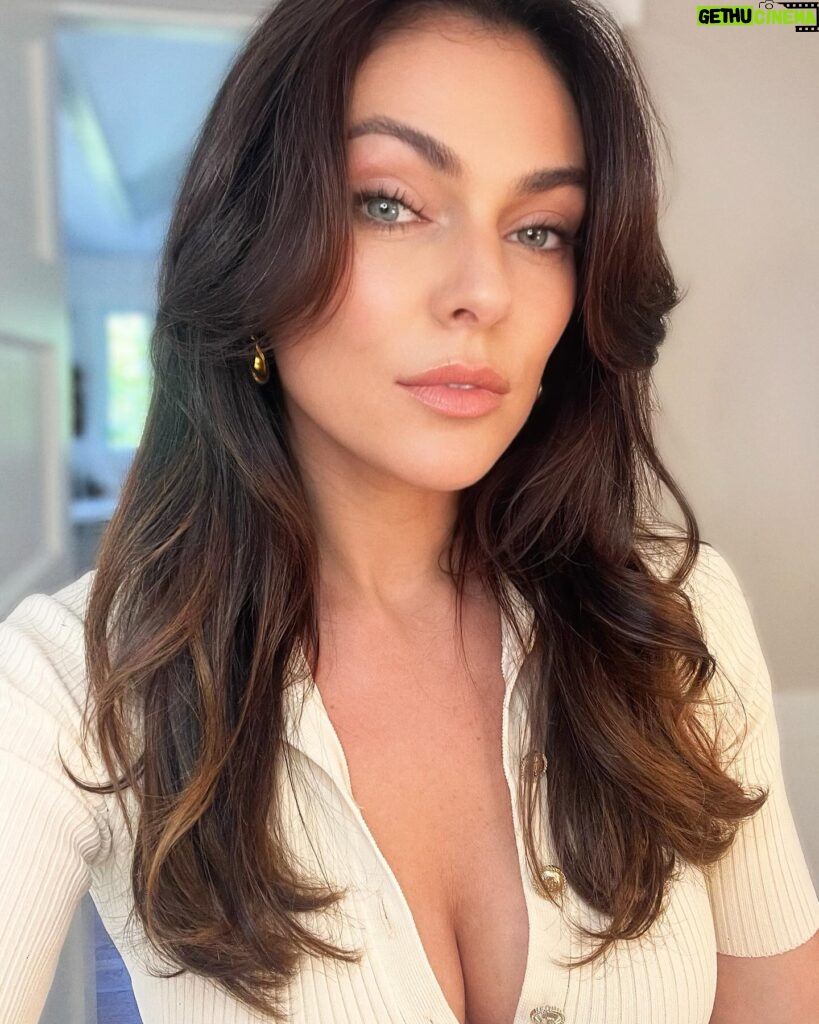Serinda Swan Instagram - Soft glam today for @audible press day… Details coming soon 💋 Hair by the incredible @rickyfraserhair and amazing mua @grace_phillips