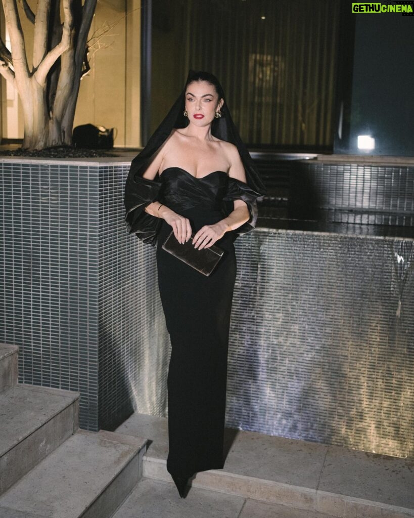 Serinda Swan Instagram - OSCARS Afterparty All glamour (albeit a little late) Shot by @aruti.ramela Dress @carolinaherrera Shoes @magdabutrym Clutch @jimmychoo Jewelry @alexisbittar @albrightfashionlibraryla Makeup @allison.giroday Big thank you to Adam and Omar 💋