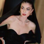 Serinda Swan Instagram – It’s a heil… half hood half veil
#oscars afterparty hosted by the incredible Sir Elton John. 

Photography @aruti.ramela 
Wearing @carolinaherrera 
Earrings @alexisbittar 
@albrightfashionlibraryla 
Mua @allison.giroday