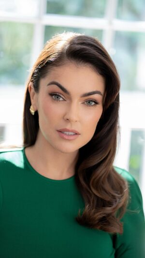 Serinda Swan Instagram - Off to celebrate the OSCARS 2024
We are back… 💋 what a lovely way to spend a Sunday 

Dream team 
Photography @aruti.ramela 
Hair @clarissanya 
Mua @allison.giroday using @monikablunder 
Wearing @victoriabeckham 
@albrightfashionlibraryla