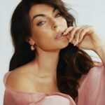 Serinda Swan Instagram – Good morning darlin 

Photography @burkephotography 
Styling @stylebysofiapopkova 
Mua and hair @marlenavonkazmier_mua 
Wearing @charlesandron @triarchy 
For @newbeauty