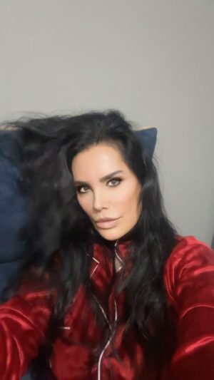 Serpil Çakmaklı Instagram - Çok samimiyet saygıyı azaltır, çok iyilik suistimal edilir, çok sevgi nankörlük getirir. Çoklar sıkıntı denge esas olandır .#serpilçakmaklı #ebruyaşar#siyam#instgram #keşfet#günaydın #mutlusabahlar #kırmızı #sinema #mutlupazarlar