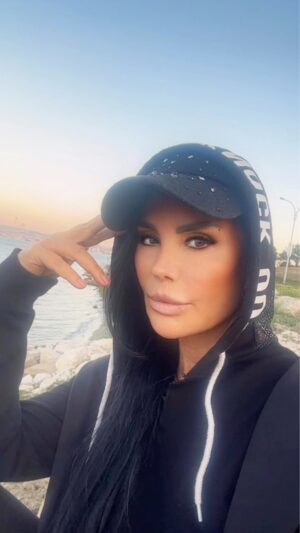 Serpil Çakmaklı Instagram - Değerinizi bilmeyen insanlar için, boşa mücadele etmeyin.Onları layık oldukları insanlara bırakın ve sakın arkanıza bile bakmayın . Zira Öncelik kendi değeriniz ve hep sizinle var olan aileniz ,sevdikleriniz, dostlarınız her koşulda yanınızdan ayrılmayan yaşamıza renk katan güzellik katan insanlar hep var olsunlar hayatımızda .Canlarım Güzel bir pazar günü olsun gönlünüzden kalbinizden ne geçiyorsa sürprizleri ile gelsin. Sevgiyle kalın hepinizi kocaman öpüyorum iyikilerim hep var olun 🙏❤️#serpilçakmaklı #mutlupazarlar #günaydın #deniz #huzur #mutlusabahlar #reels #keşfetteyiz #aşk #melankoli#mutlupazarlar