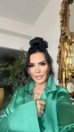 Serpil Çakmaklı Instagram - Türkiye'min neresinde olursanız olun tandığım, tanımadığım ,tüm güzel yüreklerin ve her zaman olduğu gibi siz değerli  takipçilerimin kurban bayramlarını kutluyorum .Aileniz ve sevdiklerinizle neşe huzur mutluluk sevinç çoşku içinde nice bayramlarda buluşmak dileği ile sizleri seviyorum iyiki varsınız🙏❤️#serpilçakmaklı #kurbanbayramı #mutlupazarlar#keşfet#günaydın