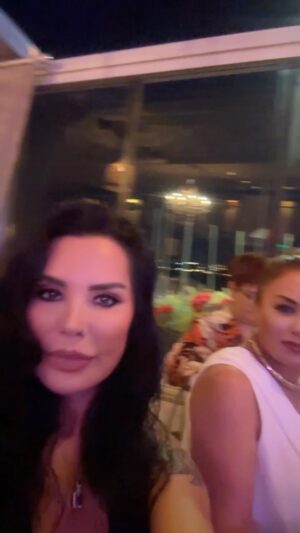 Serpil Çakmaklı Instagram - Dün gece güzeller güzeli avukatım fatmacığımın misafiri idim dostlarının doğum gününü kutladık .Masada kimseyi  tanımama rağmen çok eğlendim iyiki gitmişim uzun yıllar sonra bir ilk merhaba oldu bu Sahnede birbirinden güzel şarkılarla @burakkibar @deryamutlu_official geceyi daha güzelleştirdiler müziğe doyduğum bir gece oldu . 2 gündür sizlere paylaşım yapamadım özlemişim sizleri Mutlu pazarlar diliyorum yüreği kocaman  güzel  canlarıma🙏❤️#serpilçakmaklı #huzur #mutlu #mutlupazarlar #eğlence #istanbul #reels #reelsinstagram #almanyadakitürkler #fransadakitürkler #isviçredekitürkler #amerikadakiturkler #istanbul #izmir #antalyaturkey #ankara#mutluhaftalar#kurbanbayramı#kalikyatrabalıkrestaurant ____  #marmaris#gun #eğlence #dostluklar#hayat #eğlence