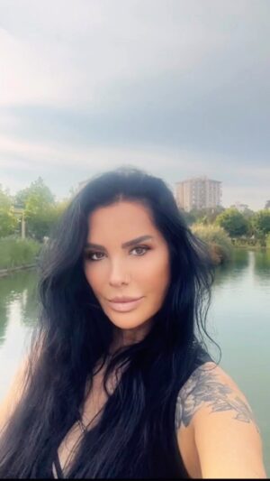 Serpil Çakmaklı Instagram - Vefatından sonra insanların seni ne kadar çabuk unutacaklarını bilseydin,  hayatını Allah'tan başkasını razı etmek için yaşarmıydın?Dünya başlı başına bir imtihandır.Rabbim bizleri hayatın çeşitli yerlerinde sınarken,tevekkül ve sabrıda öğretir,
Her imtihanda.Allah'ın sizlere bir anahtar uzattığını unutmayın.Rahmet kapısına zahmet anahtarıyla girilir!..Sabır-Tevekkül-Şükür ve Dua ile 🙏#serpilçakmaklı #huzur #mutluluk #dostluk #reels #reelsinstagram #keşfet #reelitfeelit  #mimaroba #marina24 #atatürkparkı  #seyahat#marina24#hayat#sinema