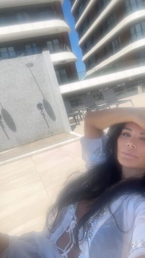Serpil Çakmaklı Instagram - Bir bayram daha geçti canlar acısı ,tatlısı ile .Ben Bayramı bildiğiniz gibi istanbulda evimde geçirdim sabah erken saatte  kalabalık olmadan havuza indim kısada olsa sizlere bir video çektim umarım beğenirsiniz  Hepinize kucak dolusu sevgiler#serpilçakmaklı #huzur #reels #keşfet #keşfetteyiz #iyiakşamlar #istanbul #tatil #instgram #almanyadakitürkler #fransadakitürkler #dubai🇦🇪 #mutluluk #mutluhaftasonlari#eskişehir #i̇zmir #bursa #antalyaturkey#marina24#aşk#gun #günbatımı #günaydın#hayat #tatilkeyfi