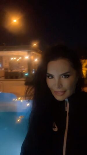 Serpil Çakmaklı Instagram - Yarına bıraktığın bütün güzel şeyleri yarına koyduğun yerde bulamazsın .Bu yüzden mutlu olduğun hiç bir şeyi erteleme üzüldüğün her ne ise yanında çanta gibi gezdirme .Yaşam her şeye rağmen sevdiklerinle çok güzel .Geceniz güzel olsun canlarım  sizleri seviyorum ❤️🥰#serpilçakmaklı #iyiakşamlar #reelsvideo❤️ #keşfetteyiz#izmir #i̇stanbul #eğlence #huzur #eskişehir#mutluluk#mutlusabahlar #mutlupazarlar#hayat #arkadaş