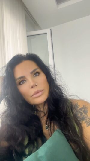 Serpil Çakmaklı Instagram - Arkadaşlar özel günlerde hep bir yanım eksiktir.Bayramlar, anneler günü ,babalar günü, adı varda tadı, neşesi ,heyecanı ,hiç yoktur .Evin içersinde bayram sevinci ile uyandığında öpeceğin ,hasretle, sevgiyle sarılacağın ,bir annen, baban yoksa geriye sadece onlardan sana kalan hasretleridir .Sevdiklerine benim gibi hasret kalanlara sabır versin ,ferahlık versin.Kurban bayramının ikinci gününden sevdiklerinizle birlikte huzurla geçireceğiniz nice güzel bayramlar geçirmenizi dilerim hepinizi sevgiyle öpüyorum #serpilçakmaklı #huzur #kurbanbayramı #mutluluk #reels #kesfetteyiz #istanbul #izmir #aile #almanyadakitürkler #fransadakitürkler #dubai🇦🇪 #isviçredekitürkler#iyiakşamlar#ankara #antalya #cuma#günaydın #gun #hüzün #yalnızlık #aile#hayat