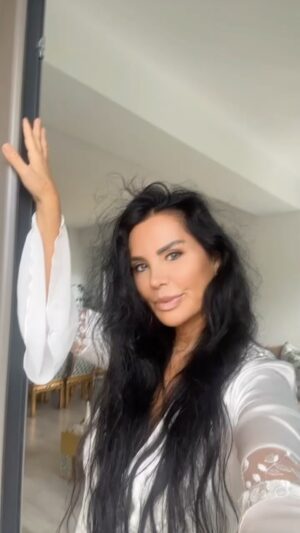 Serpil Çakmaklı Instagram - Can Yücel ne güzel söylemiş Bir yolun varsa gidilecek sona bırakma ,Bir sözün varsa dilden yüreğe,hiç susma Görmen gerekiyorsa birini git yanına!Okşaman gereken bir yürek varsa esirgeme elini.Hayat çok zalim,An gelir,..Elini gözünü yolunu yüreğini alır  senden,O zaman İstesene Dokunamaz ,Göremez ,Gidemez ,Söyleyemez olursun....Sevdiklerimizin kıymetini değerini bilelim kaybedince çok ağır gelir yükü .#serpilçakmaklı #mutluhaftalar #mutlusabahlar #aşk #reels #keşfetteyiz #i̇stanbul #eskişehir #izmir #günaydın #gün#hayat #şair #canyücel