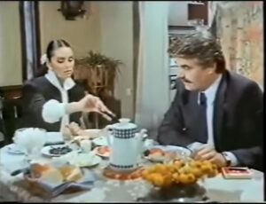 Serpil Çakmaklı Instagram - Artık inanın ne yazacağımı bilemiyorum.Sözün bittiği yer çok çok üzgünüm Kendisi ile 4 film çektik Gençlik dönemimizin tüm ustalarını çınarlarını  kaybediyoruz hepsi elimizden birer birer kayıp gidiyor.Doğum ,yaşam ,ve ölüm hepimiz için kaçınılmaz bir gerçek .Sevgili büyüğüm ustam büyük bir çınar Murat Soydan aramızdan ayrıldı.Mekanı cennet olsun ruhu şad olsun Yeşilçamın sinemamızın başı sağolsun.Ne mutlu bana bir zamanlar hepsinin filmlerini izlerdim Onlar hep benim gençliğimin kahramanları idi.Ulaşılmaz sanırdım, onların dünyası bana rüya gibiydi .Bir gün tüm kahramanları tanıdım güzel anılar biriktirdim hemen hemen film çekmediğim çok az kaldı diyebilirim İyiki tanımışım bu eşsiz değerleri .Benim için her biri çok kıymetli Acılı ailesine sevenlerine baş sağlığı diliyorum Perşembe günü öğleden sonra Zincirlikuyu mezarlığına defnedilecek tüm sinema severleri bekliyoruz ..#muratsoydan #serpilçakmaklı #yesilcam @muratsoydan_official #sinema