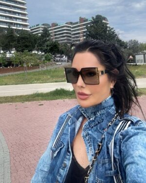 Serpil Çakmaklı Instagram - Yalandan samimiyet ,sahtelikler, yakınlıklar olacağına, gerçek uzaklıklara razı olmak lazım. Yaşadığımız hayatta kimse ,sandığımız kadar iyi niyetli değil  istisnalar hariç.Bunları görüp farkına vardığında da yavaş yavaş insanlardan uzaklaşıyorsun. Özelliklede güven gerçekten bir cam misali kırıldımı eskisi gibi onarmak mümkün olmuyor  bu konuda sizler ne düşünüyorsunuz yorumlarınızı bekliyorum Mutlu pazarlar yüreği kocaman canlarıma 🙏❤️#serpilçakmaklı #mutlupazarlar #instgram #keşfett #tünaydın #sinema