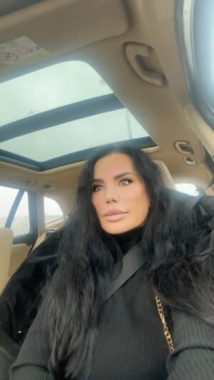 Serpil Çakmaklı Instagram - Kendi kahbelikleriyle yüzleşemeyenler almış eline feneri,gölgemizde kusur arıyor.Canım benim biz atımızıda iyi tanırız, itinizide.Vakti geldiğinde atımızı nallamayıda biliriz itinizi kapımıza bağlamayıda.Kapınızı çalıyorsam edebimden Yoksa ininize  girecek çok delik biliyorum ben .Çakallar sizi .#serpilçakmaklı #reels #keşfetteyiz#hayat #mutlupazarlar #günaydın#instgram