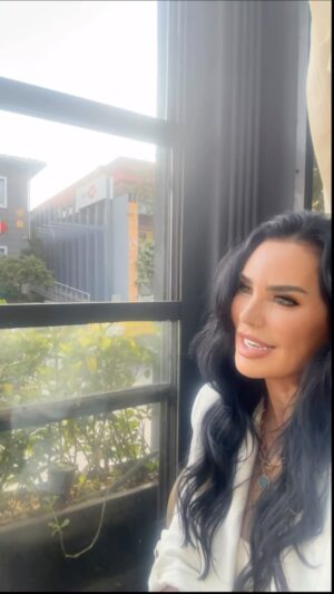 Serpil Çakmaklı Instagram - Hiç dert etme sakın bu gün sana hainlik yapanlar yarın gelip yüzü bile kızarmadan senden helallik isterler .İşte öyle bir hayattan geçiyoruz .Sağlıklı isen şükret çaresizlik içinde olanları hasta olup şifa bekleyenleri hatırla ve hayatının hangi evresinde isen mızmızlanma .Gül gülümse ışığını yansıt kendine odaklan sana senden başka ilaç yok. #serpilçakmaklı #keşfetteyiz #keşfet #instgramreels #günaydın #muazezersoy
