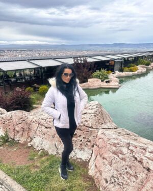 Serpil Çakmaklı Instagram - Harika bir boşvermişliğin  içindeyim. Bundan sonra her şey kendi önceliğim ve keyfim için.O yüzden doğru bildiklerinden ve inandıklarından asla geri dönme .Diyorum ve Eskişehir şelale parkının bu güzel manzarası ile siz sevenlerime mutlu sağlıklı aileniz ve sevdiklerinizle birlikte geçireceğiniz güzel bir pazar diliyorum 🙏#serpilçakmaklı #mutlupazarlar #keşfet #tünaydın #eskişehir#mutluhaftalar #günaydın #eskişehirşelalepark
