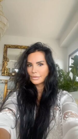 Serpil Çakmaklı Instagram - Sadakat dostluk sevgi aşktır onların adı .Evimizi  neşeye boğan bizlere enerjisini veren yavrularımızın günü bu gün onlardan sevgimizi esirgemeyelim onların da bizler gibi yaşamaya hakları var lütfen bunu unutmayalım .Hepinize güzel bir gün diliyorum canlarım sağlıkla sevgiyle kalın 🙏❤️#serpilçakmaklı #hayvansever #cats #kedi #hayvanlarısevelim #hayvanlarıkorumagünü #günaydın #reels #keşfetteyim#haysev #barınaktansahiplen#mutluhaftalar#mutlusabahlar #günaydın#mutlupazarlar