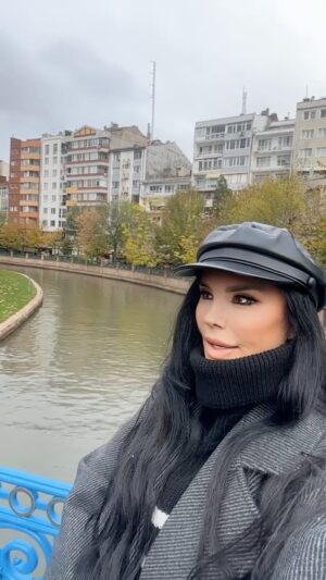 Serpil Çakmaklı Instagram - Şartlar ne olursa olsun nefes aldığın müddetçe hiç bir şeyden uzak değilsin.Kaderini kendin belirle tedbir senden takdir Allah'tandır.#mutlupazarlar #canlar #iyikivarsınız Eskişehirde çekilmiş kalsın istemedim hepinizi kocaman öpüyorum sağlıkla sevgiyle kalın❤️#serpilçakmaklı #eskişehir #porsukçayı #keşfetteyiz #reels #izmir #i̇stanbul #ankara#hayat #mutlupazarlar #günaydın#sinema