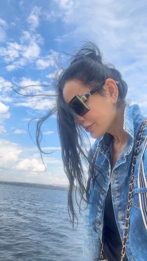 Serpil Çakmaklı Instagram - Ben maviye, doğaya insana küçük dostlarımıza aşığım. Hislerim düşlerim mavidir benim .Gökyüzü mavi içim mavidir.Ne çıkar gözlerim kahverengi ise 😊baktığım yer mavidir benim .Bu gün bana kızıma aileme20 yıldır  emek vermiş ailemizin bir ferdi olmuş anastasiyamın doğum günü güne biraz bakımlı başlamak istedim yoğun bir gün beni bekler Sizleri öpüyorum gününüz aydın olsun sizleri seviyorum iyiki varsınız benim değerli arkadaşlarım dostlarım ve birbirinden kıymetli takipçilerim 🙏❤️❤️#serpilçakmaklı  #reels #keşfetteyiz  #mutluluk #doğa #deniz #mutlusabahlar #mutlupazarlar#aşk#gun #günaydın#hayat#sinema