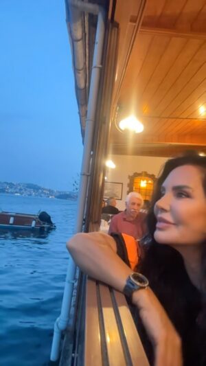 Serpil Çakmaklı Instagram - Çok çok özür dileyerek canlarım  bu geceden geriye kalan son bir video çekimim içersinde gülme kirizi anlarım lütfen yanlış algılamayın .Rabbim kimseyi gülmekten sağlıktan ayırmasın herkese iyi geceler diliyorum Nefes alarak yeni bir güne uyanmamız dileğiyle en güzel sabahlar sizinle ve sevdiklerinizle olsun 🙏❤️🥰#iyigeceler🌙 #serpilçakmaklı #yenikoy #balık #mutlusabahlar #mutluaksamlar #reels #keşfetteyiz #istanbulgeceleri #günaydın#istanbul #eskişehir #ankara #izmir #almanyadakitürkler#mutlupazarlar #restaurant