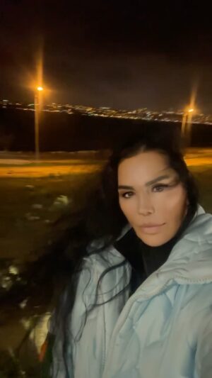 Serpil Çakmaklı Instagram - İnsanın ruhu nereye ait ise  kalbide orada atıyor .Evimi çok özlemişim özelliklede yürüyüş yaptığım  sahili en güzel akşamlar sizlerin olsun  canlarım sizleri seviyorum 🙏❤️#serpilçakmaklı #iyiakşamlar #istanbulgeceleri #marina24 #keşfet #reels #sahil #deniz #istanbul #izmir #eskişehir #ankara#almanyadakitürkler #fransadakiturkler #amerikadakiturkler#hayat#sinema